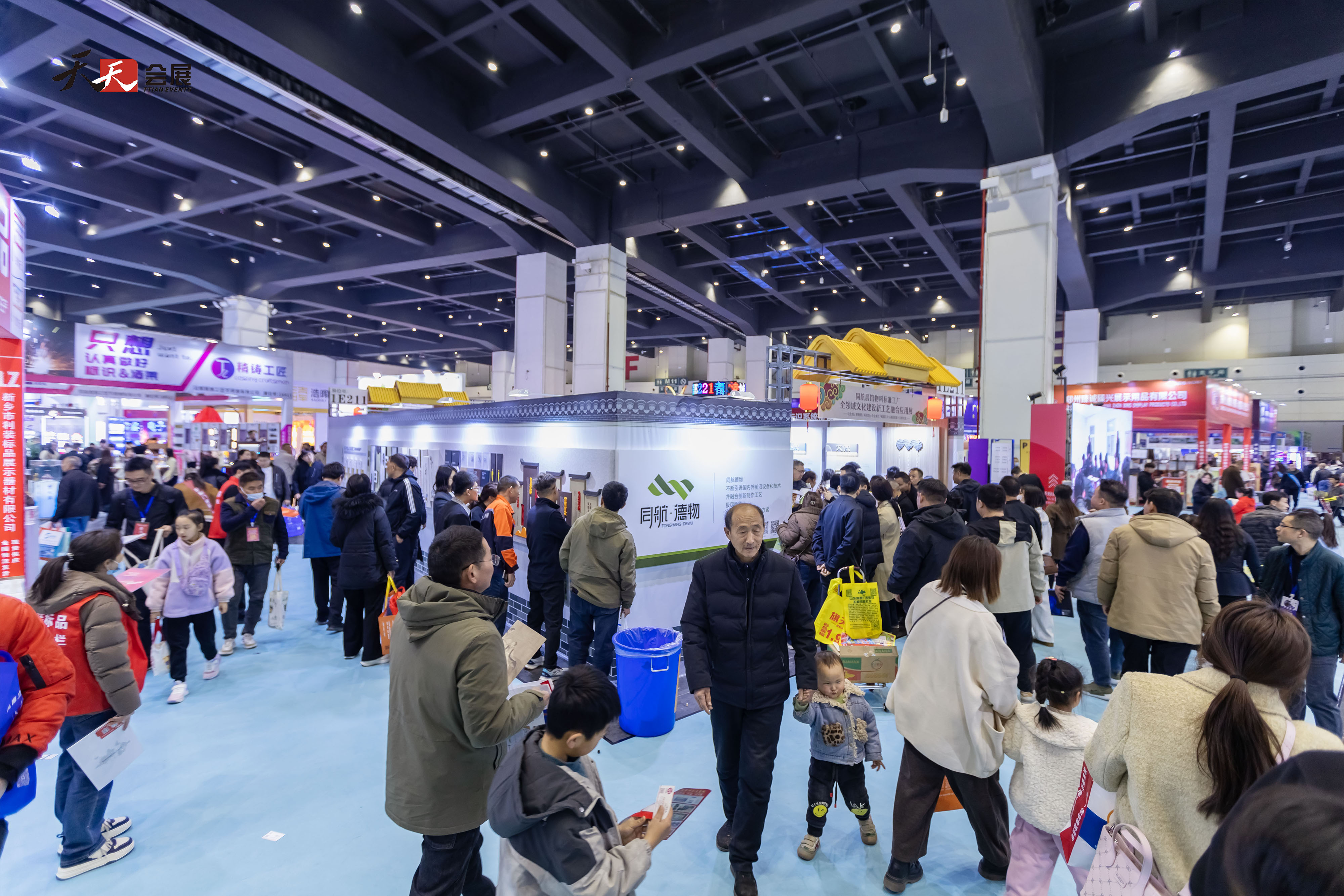 人潮涌動(dòng)，熱鬧非凡|2025春季中原廣告展第二天盛況依舊